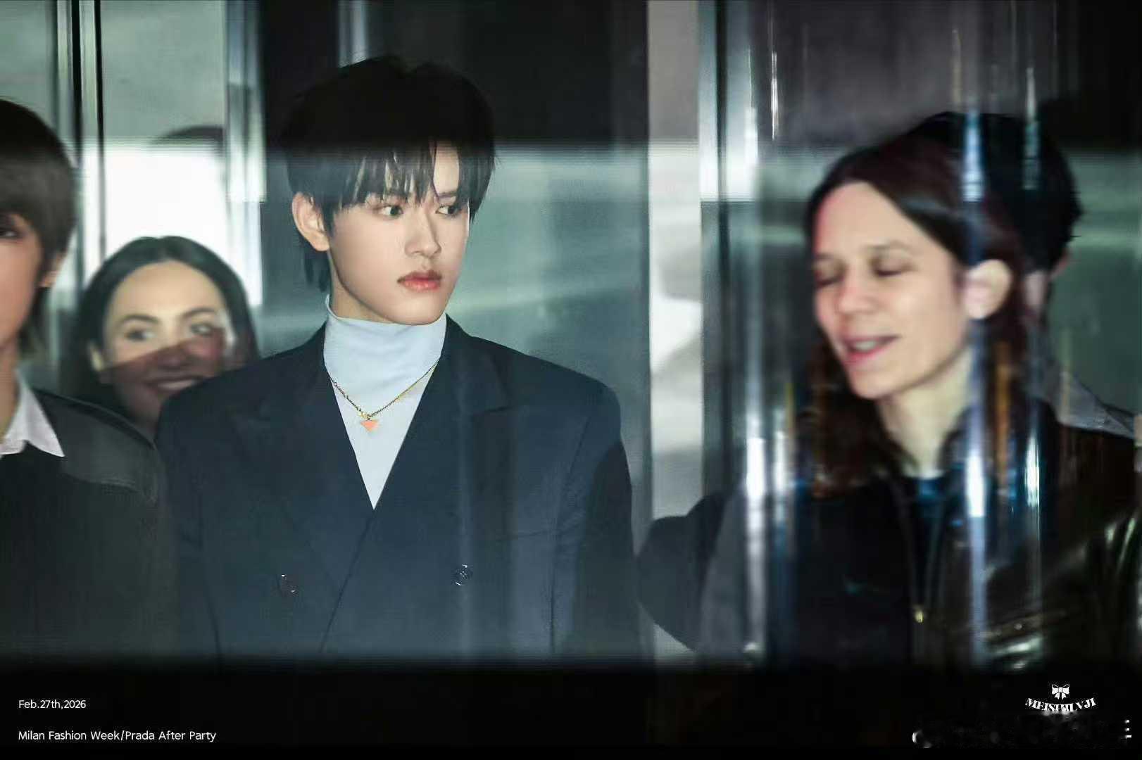 张极眉眼 张极 Prada 下班路透｜眉眼优越到犯规！帅气值直接拉满，这张脸越看