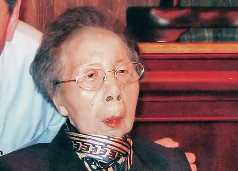 很现实的一段话：“你手里有四五百万，儿女盼着你死；你一月退休金八九千，儿女害怕你