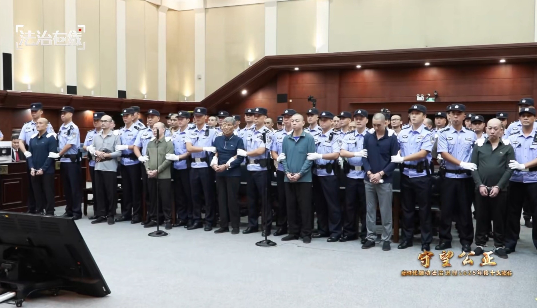 如果让受害者来处理它们，就不会只是简单枪毙了。应该千刀万剐了它们。缅北明家明珍珍