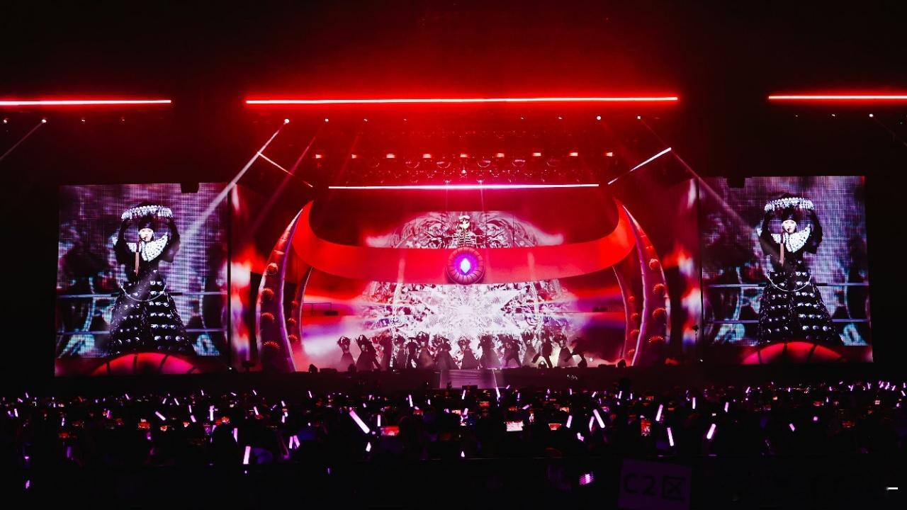 翻到两位歌手的采访内容， 都对多元文化充满包容与热爱，这样的艺术家相遇，注定会擦