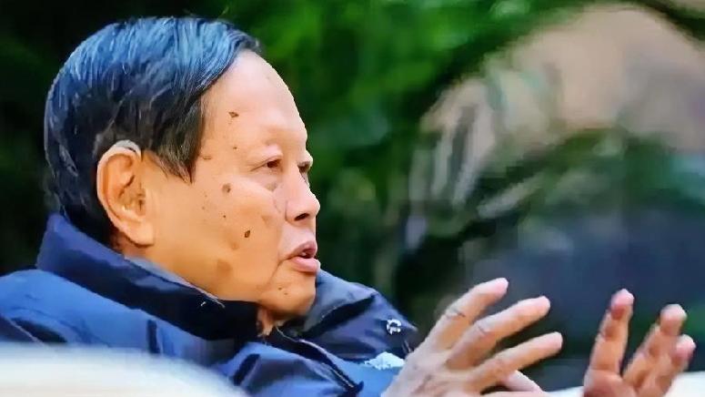 杨振宁：用一生诠释爱国情怀杨振宁出生于北京，成长于清华，后来获得诺贝尔物理学奖，