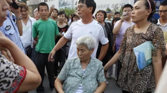 “白嫖成功了！”天津一男子驾车时，看到老太太翻越护栏摔倒，男子下车将其扶起，却遭