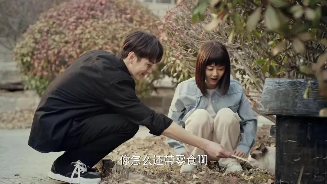 如果一个女人
 
外向，爱热闹
​只要是人群聚集的地方
哪怕出门逛上一整天也不觉