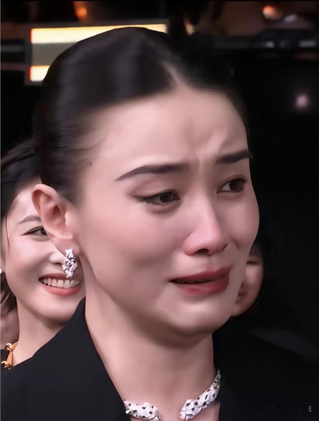 百花奖破防瞬间宋佳落泪送萨日娜，两世母女情太好磕

第38届百花奖颁奖礼上，萨日