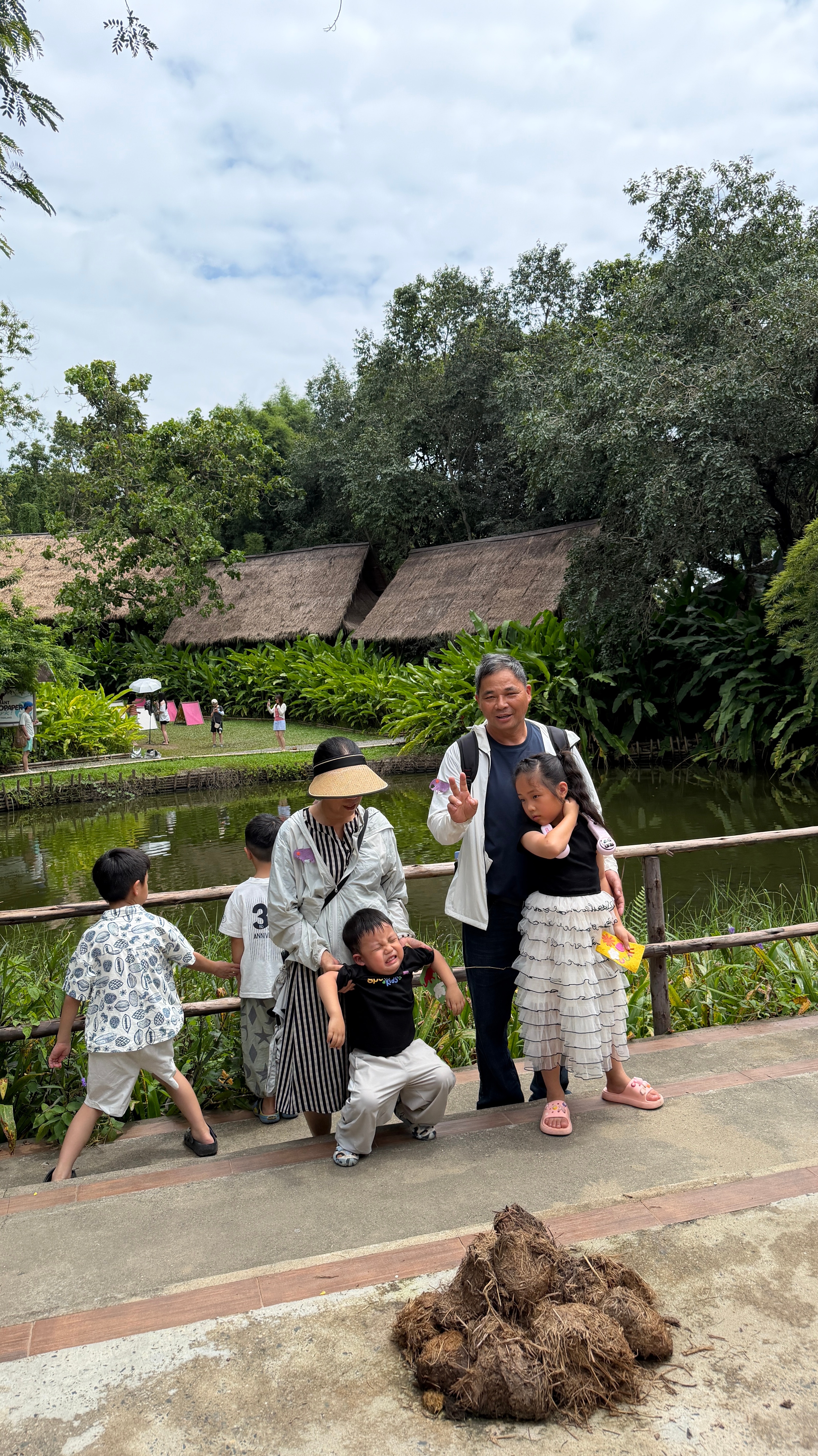 给振留兄买了一件衬衫，秒变当地人。