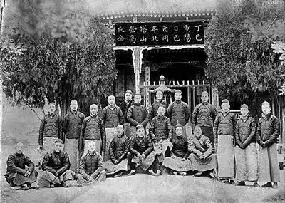 1961年，58岁的西北王马步芳对18岁的五姨太说，把你妈妈和两个妹妹叫来伺候我