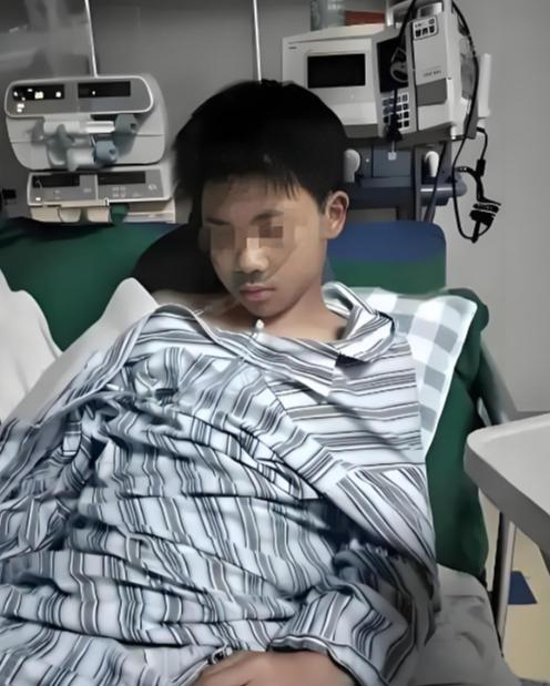 16岁男孩诊断重度抑郁，花光35万积蓄治疗无效，父亲一脚踹去：“装模作样！”想不