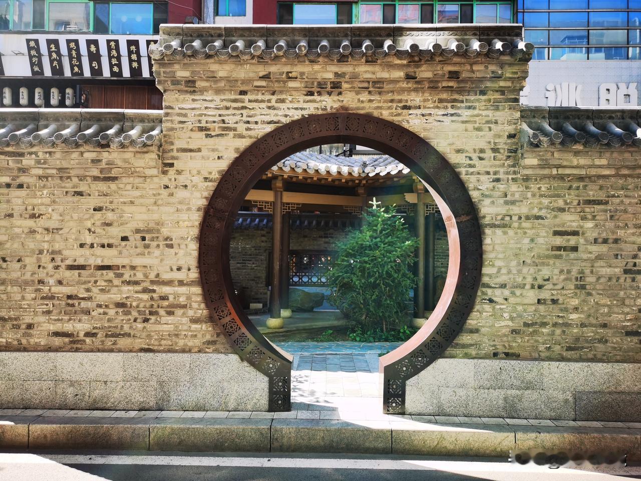 月窗胡同的传说

在沈阳市沈河区朝阳街有一小胡同，叫月窗胡同，胡同有一个美丽的传
