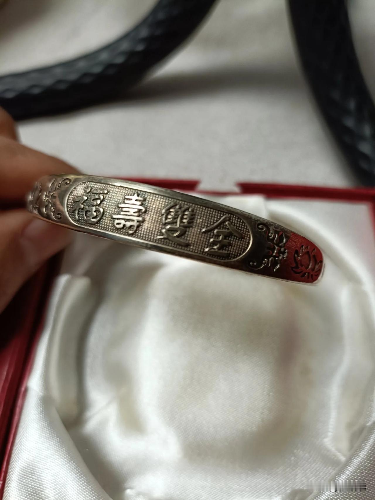 s990是纯银吗？和999比起来哪个更好？
这几天都在说银饰在涨价，必须翻出我的