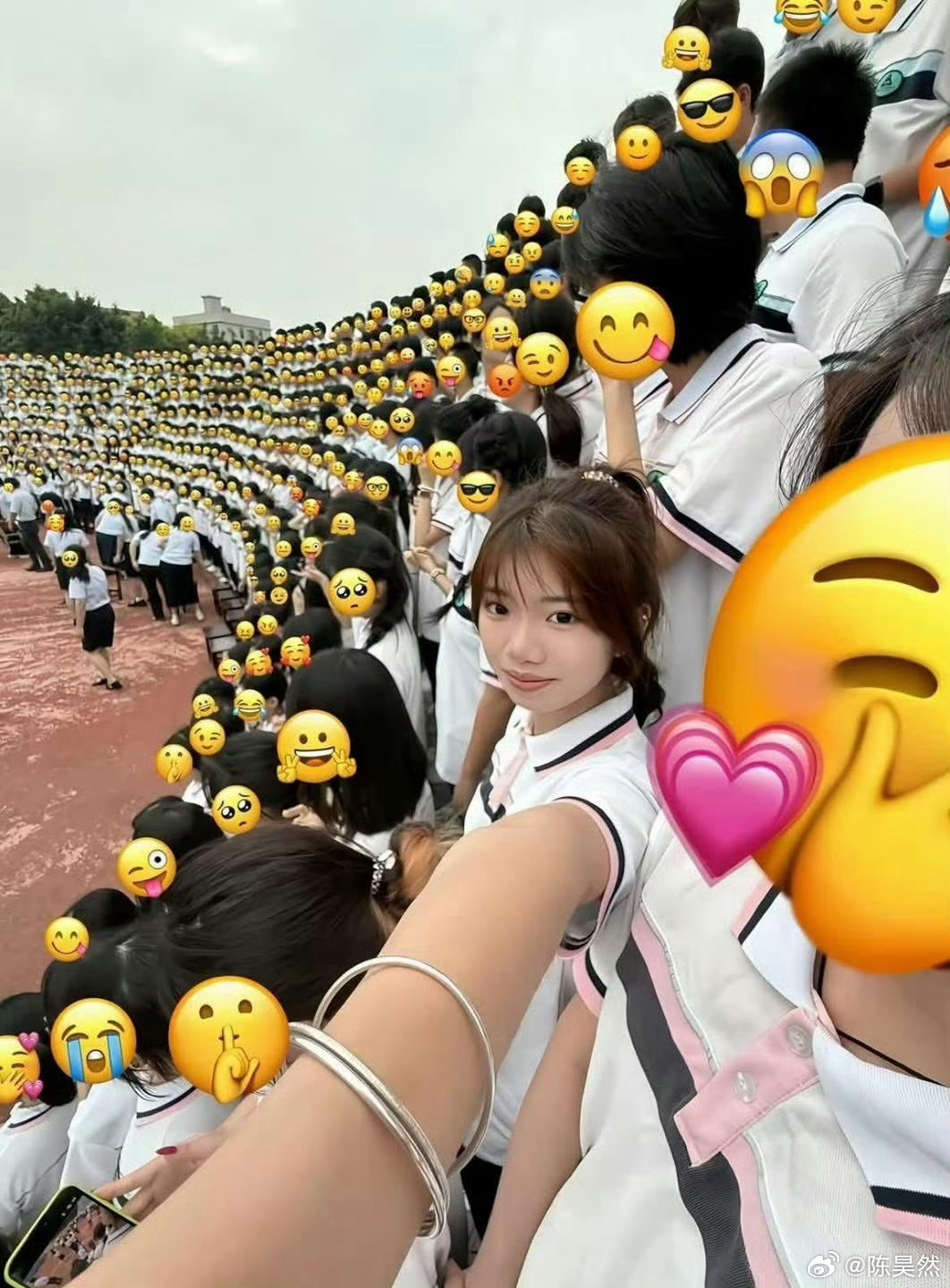 这个女生因为尊重同学的隐私而走红，她在毕业照上给所有同学脸上都贴了一张表情。 