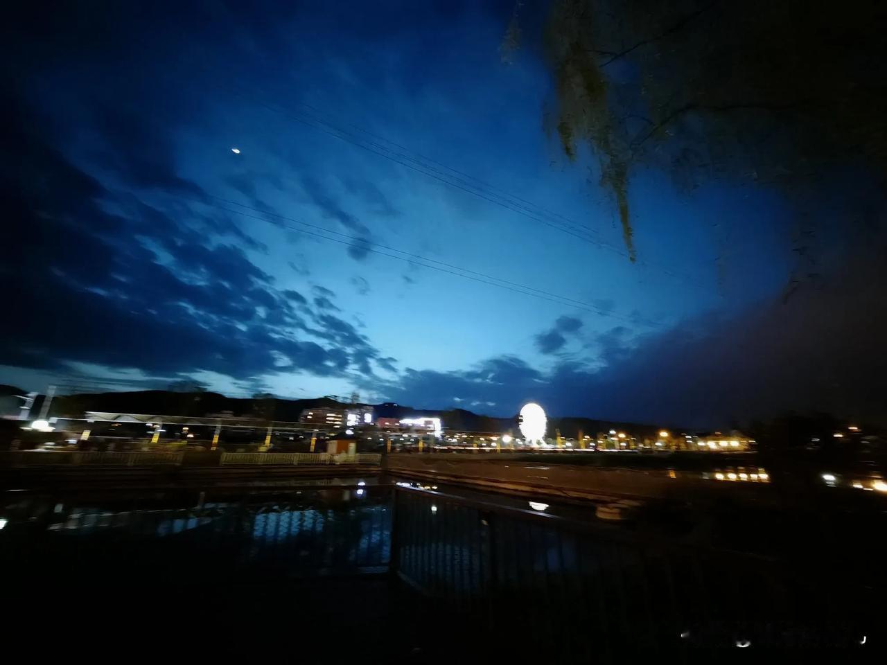 现在五一放假是不是人们都不爱出远门了，
虽然假期也蛮长的，足够远足一趟，
去看看