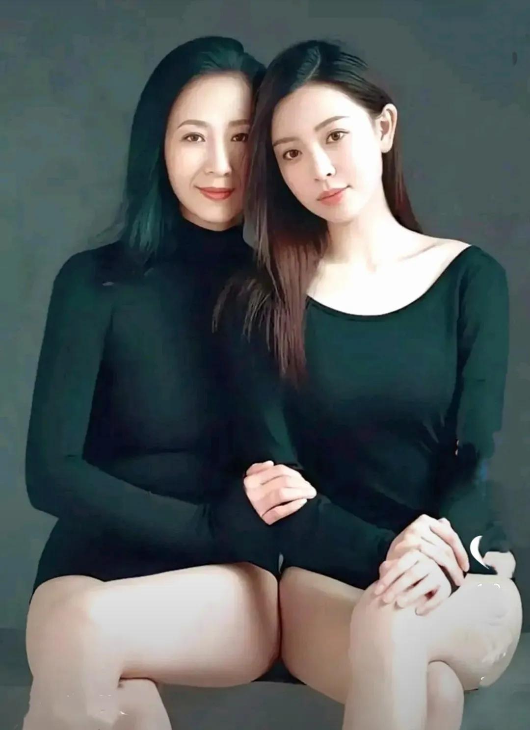 照片里的妈妈和女儿合影真是太惊艳了！谁能看出来那个是妈妈？那个是女儿？她们俩的颜