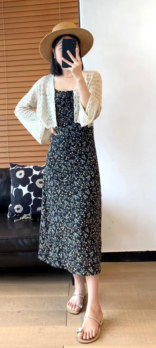 夏季穿吊带裙，可以选择衬衫、防晒服、薄款针织衫、短开衫等，当外套叠穿搭配。

搭