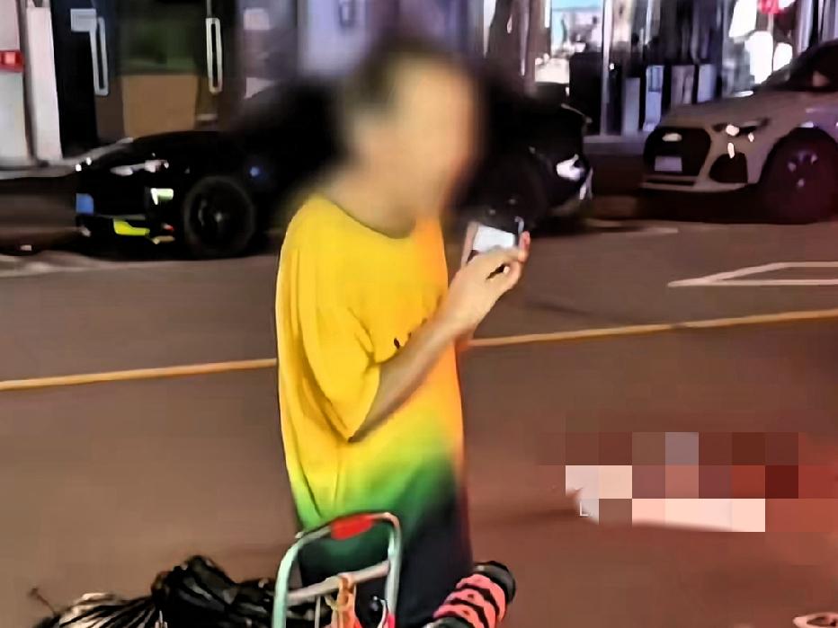 近日江西南昌，晚上8点，一名视力障碍老人在路边操作手机，无障碍模式下被疯狂弹窗广