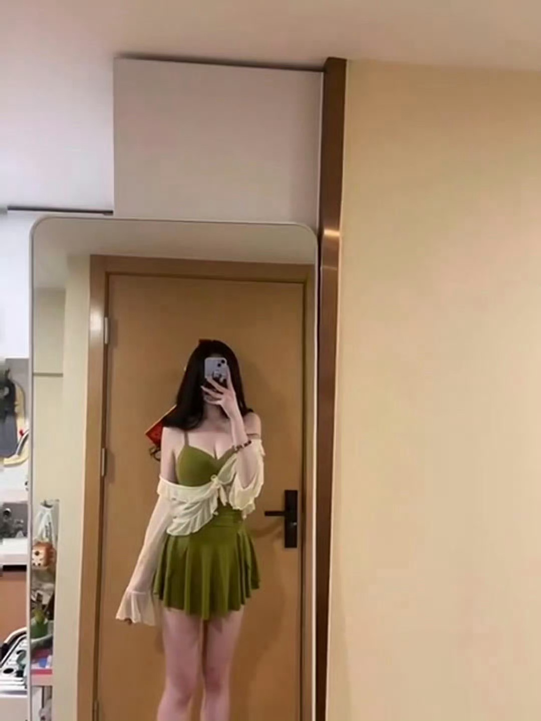 新买的泳衣臭美一下 