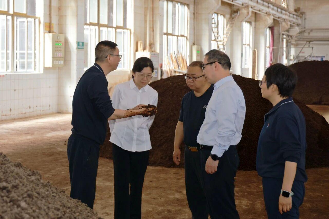 5月6日，“五一”假期后的首个工作日，茅台集团党委书记、董事长陈华到制曲、制酒车