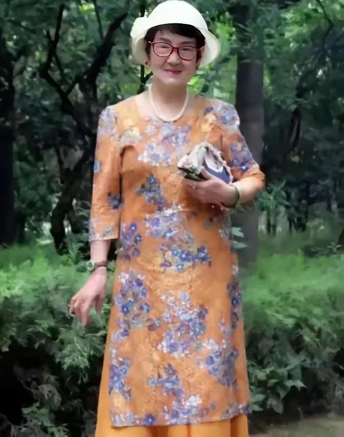 1986年，53岁的"上海女首富"吴胜明因走私被判处死缓，入狱后，她的丈夫带着保