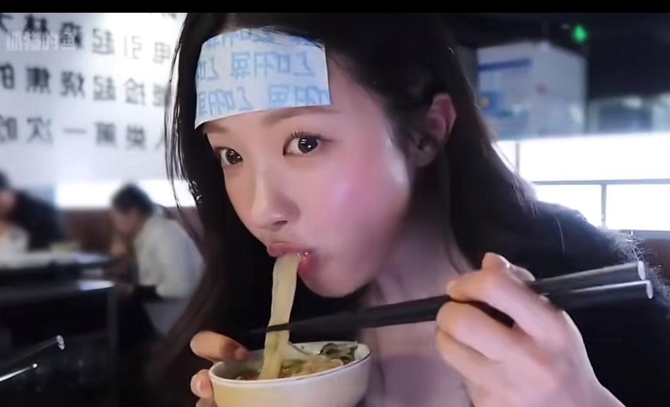 韩国白富美到了上海像饿了一个月一样，一个人点了十几道火锅菜，别看她那么瘦，确实真