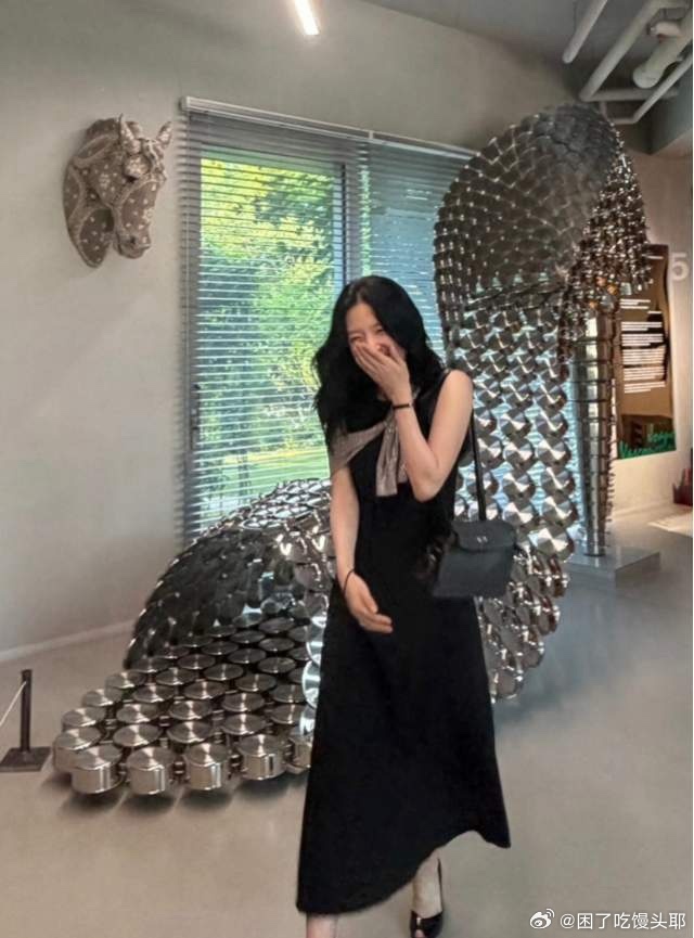李英爱逛美术馆偶遇巨型鞋雕塑，身形对比反差太好笑 
