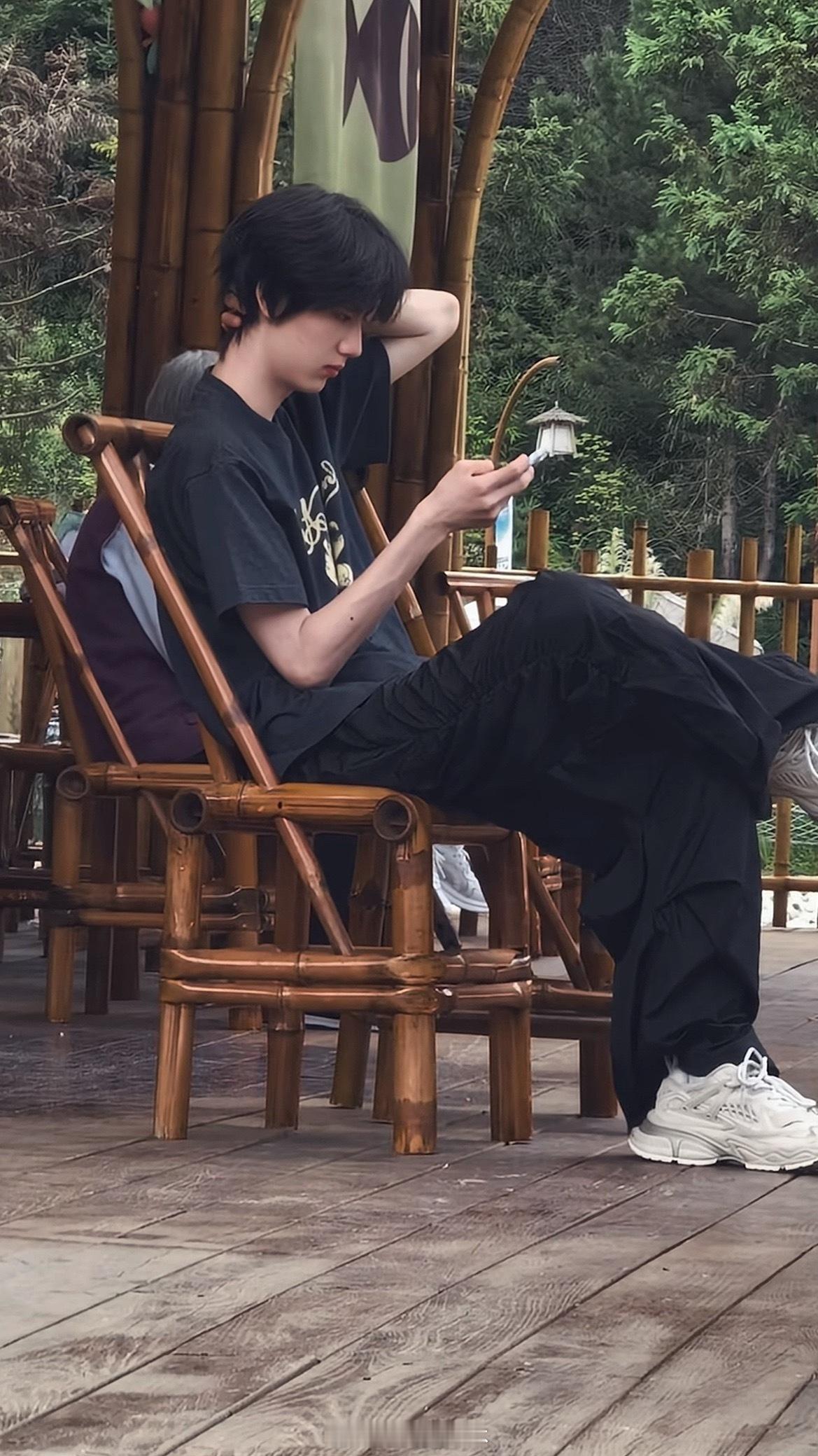 李煜东是怎么回事小小年纪就是个钓鱼佬回老家几天 一半的视频都在钓鱼 ​​​