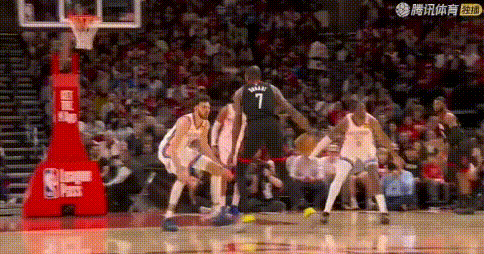 球进被捅——杜兰特骂骂咧咧：多尔特，老子今天好不容易进一个！
今天阿杜铁成狗，5