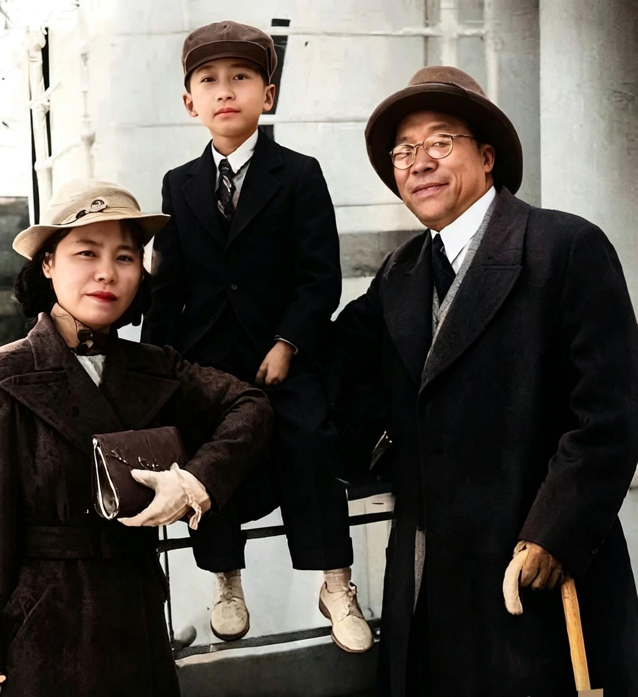 1937年6月底，杨虎城被迫登上前往欧美的游轮，夫人谢葆真、次子杨拯中与他一同随