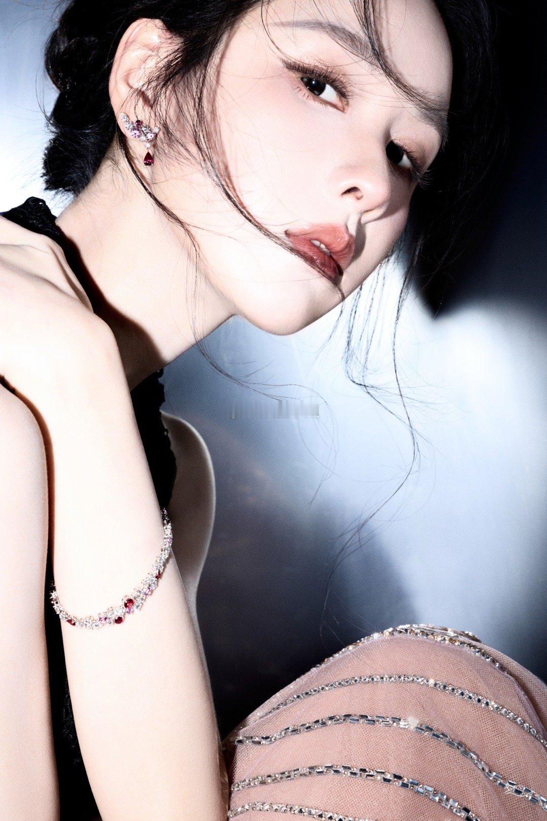 宝格丽认领陈都灵，璀璨鳞片，灼灼闪耀。在微博之夜的红毯上,陈都灵以Serpent