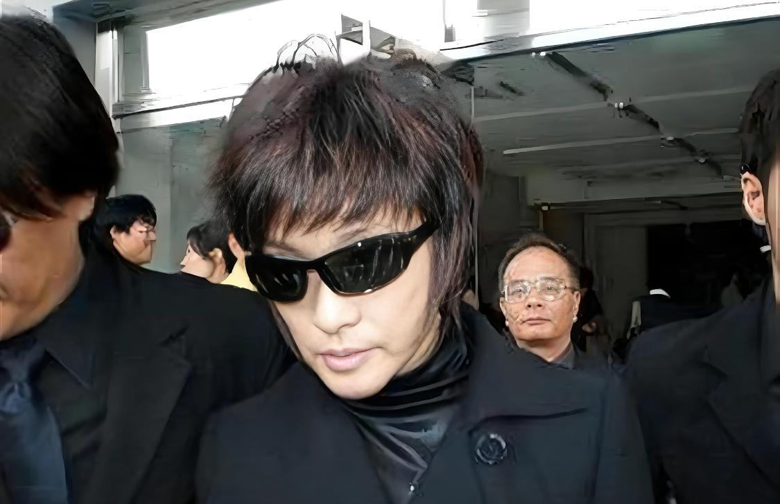 当年，刘晓庆在谢晋导演葬礼上的一幕。