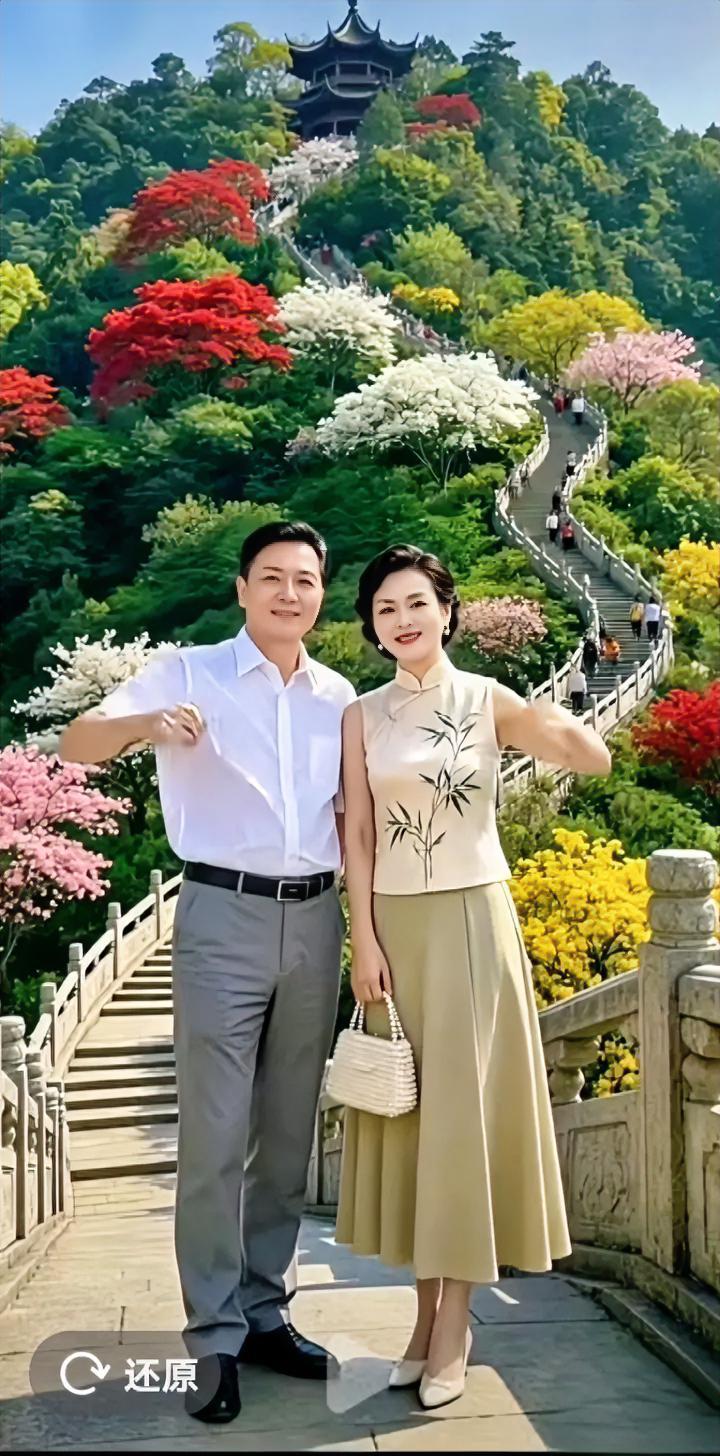 青山叠翠，繁花似锦，山间古亭静静伫立。与爱人驻足于石阶桥上，一袭雅致着装，融进这