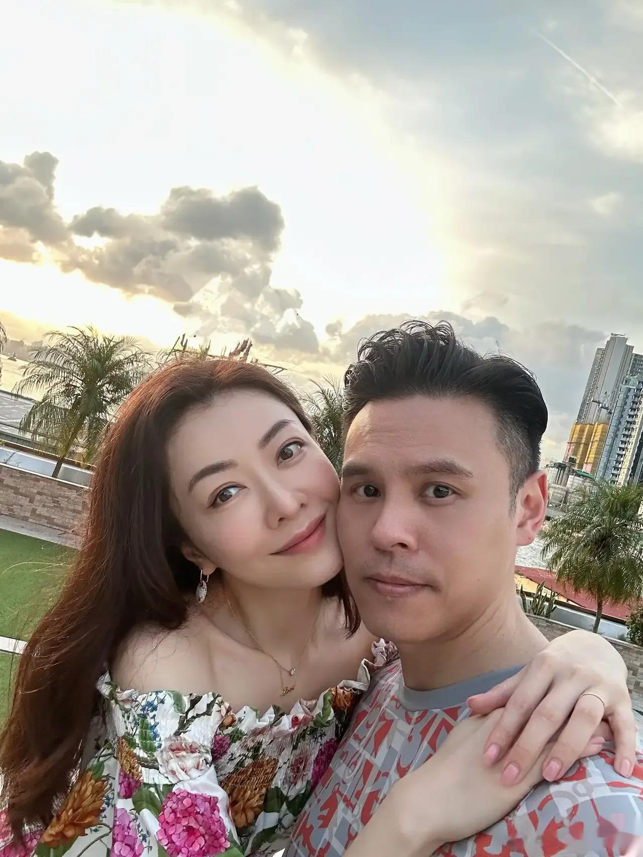 熊黛林晒出和老公的合影，并配文:祝老公生日快乐，照片中的熊黛林穿一字肩碎花连衣裙