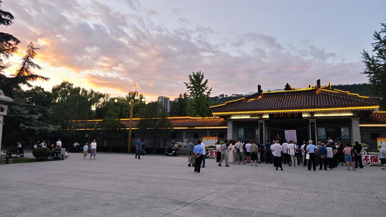 宝鸡炎帝祠门前广场上的晚霞