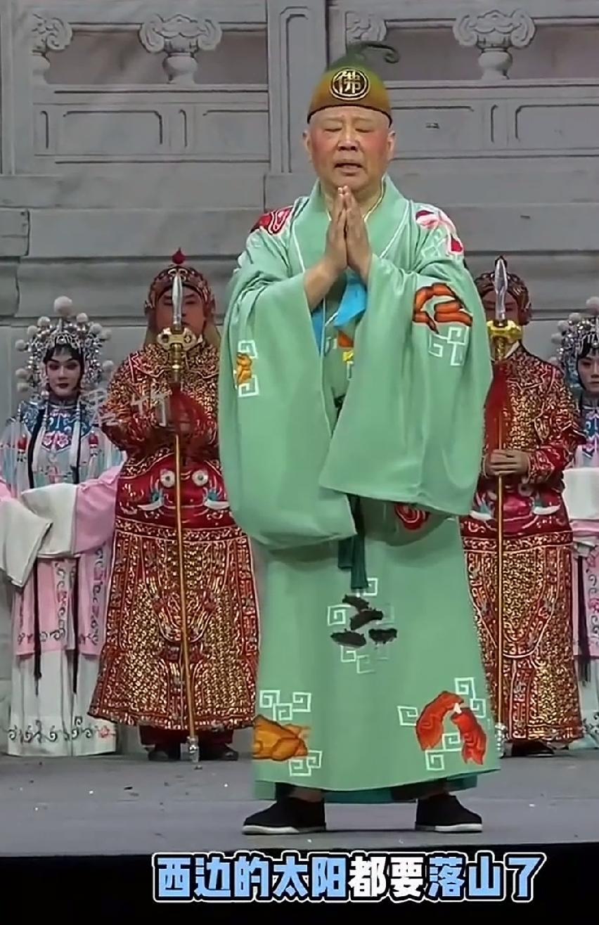 郭德纲看样子，好日子到头了！作死的节奏，他改词“紫禁城中静悄悄”、“西边的太阳就