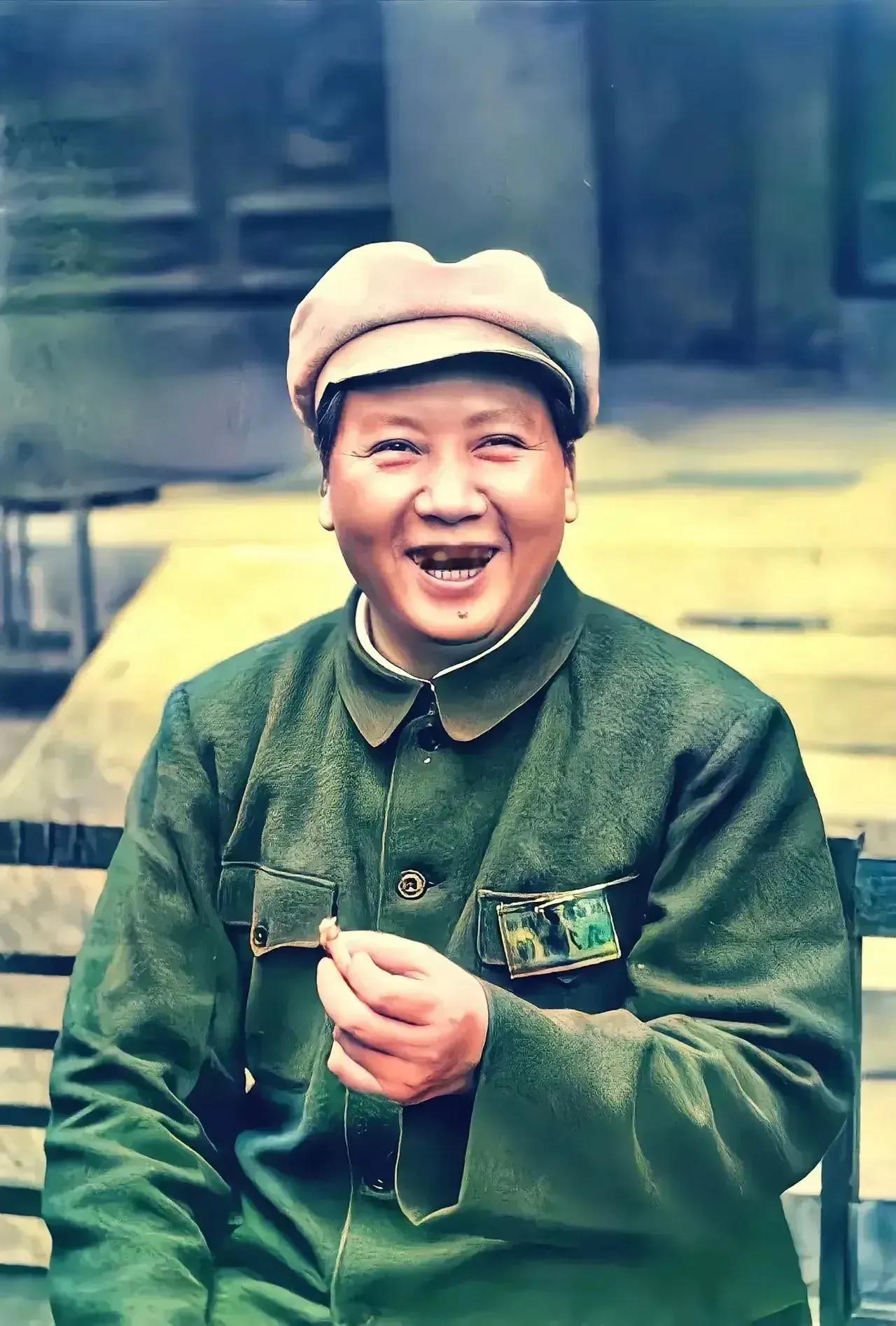🙏请停留几秒，为伟人点个赞送朵花💐
《光辉岁月毛主席》
在东方的晨曦里，他如