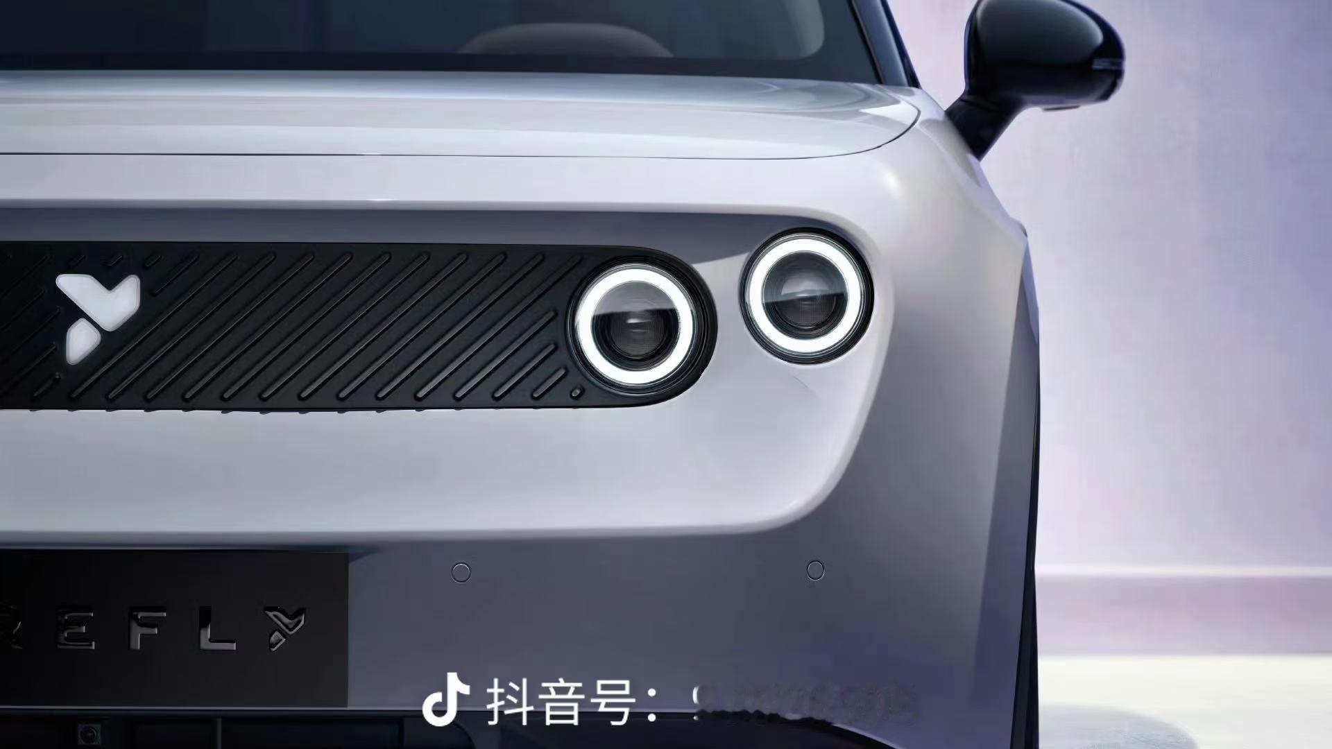 拿掉一颗圆饼灯好像也挺好看。 