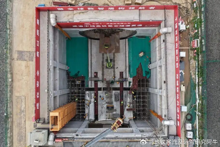 成渝中线高铁 【成渝中线高铁建设有新进展 41座隧道全部贯通】（2026）5月2