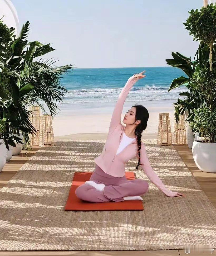 刘亦菲在阿布扎比做瑜伽，面对如此美景做瑜伽，难怪越来越瘦了。 ​​​