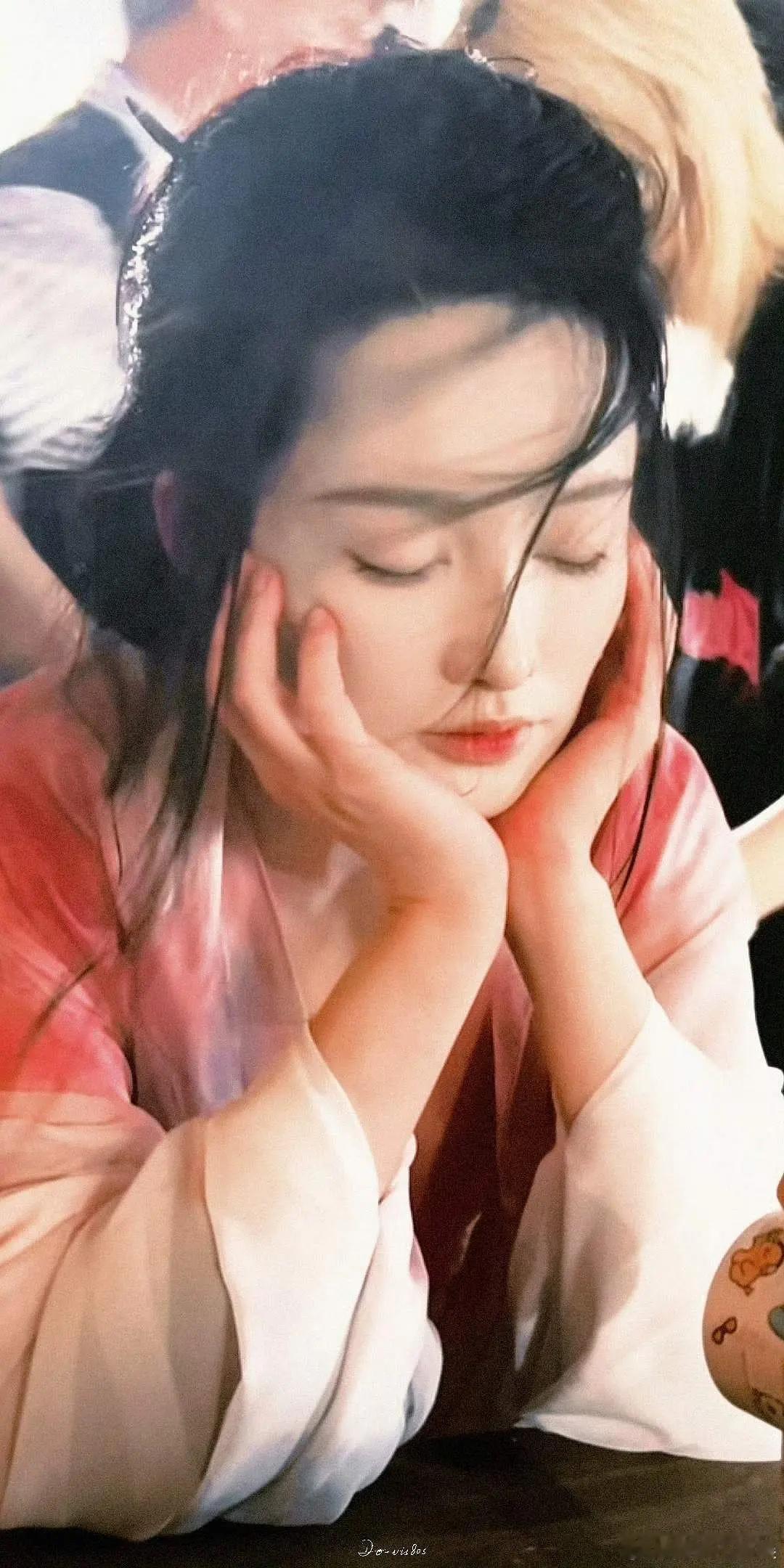 李沁付一笑剧组花絮，美女终于用对滤镜了 ​​​