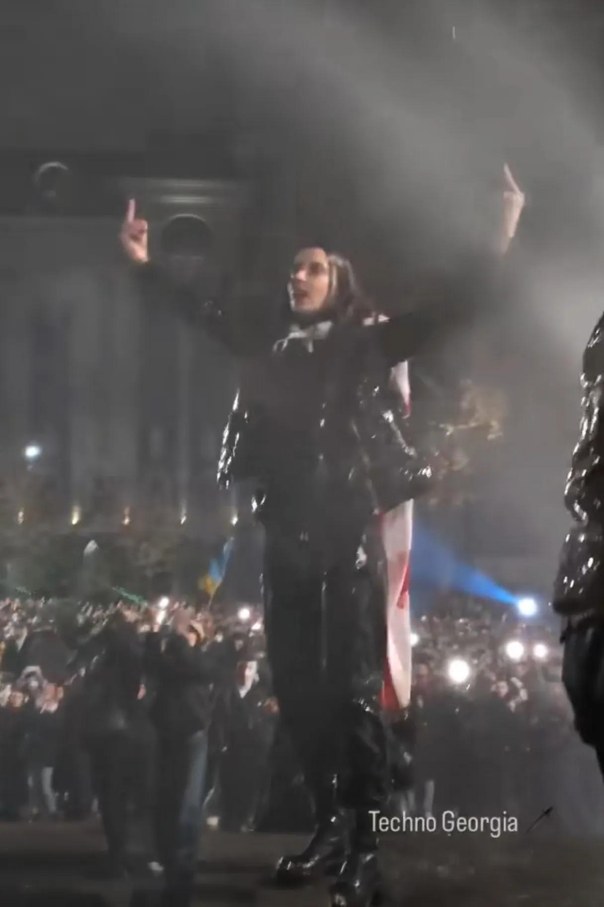 美国玩套路已经驾轻就熟了，格鲁吉亚这个妹子又是水枪下跳舞，又是狂喊口号的，一般人