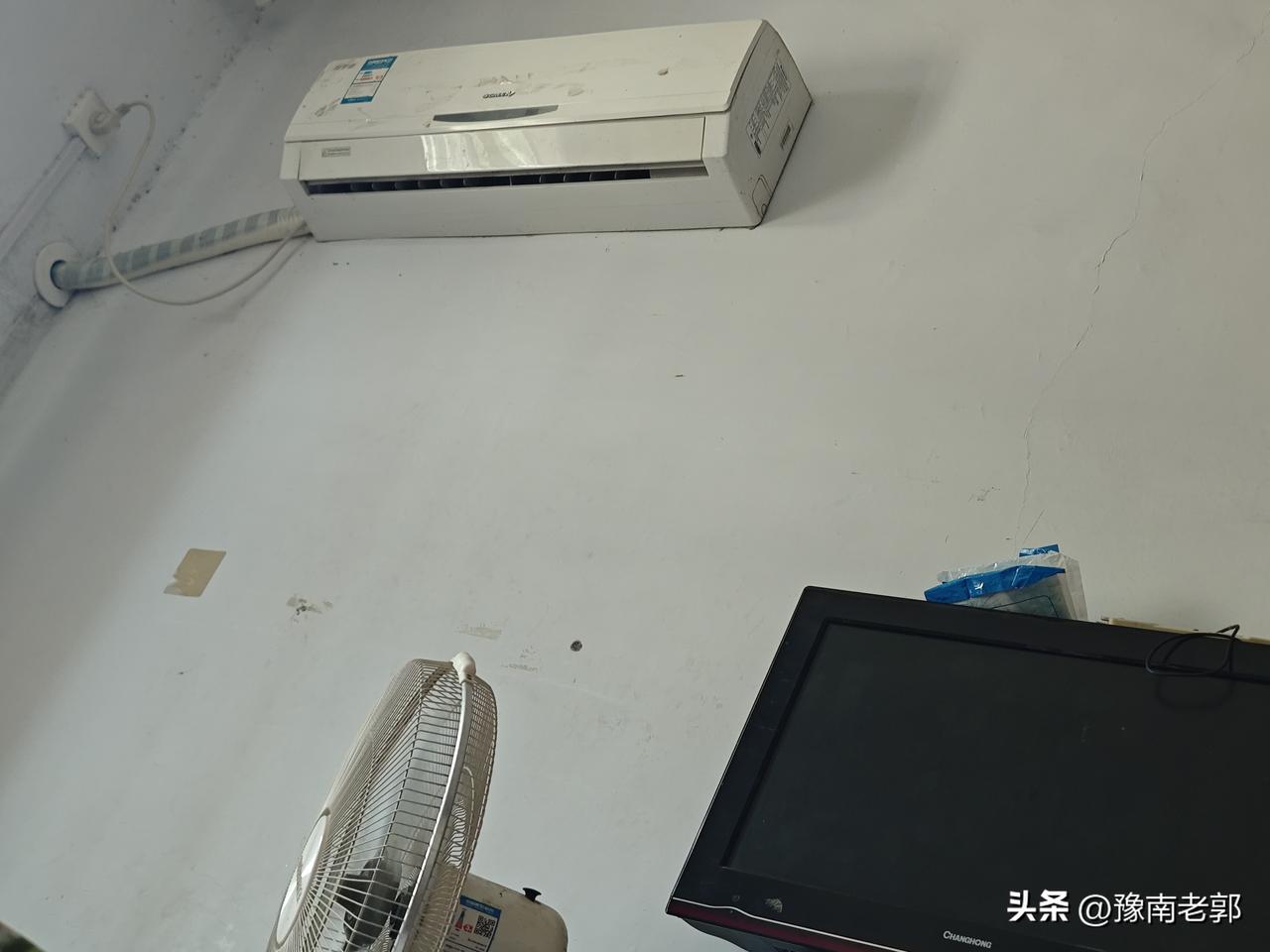 三伏天正炎热的时候，家里空调罢工了不制冷了，本来还是格力空调想着质量好，用不坏的