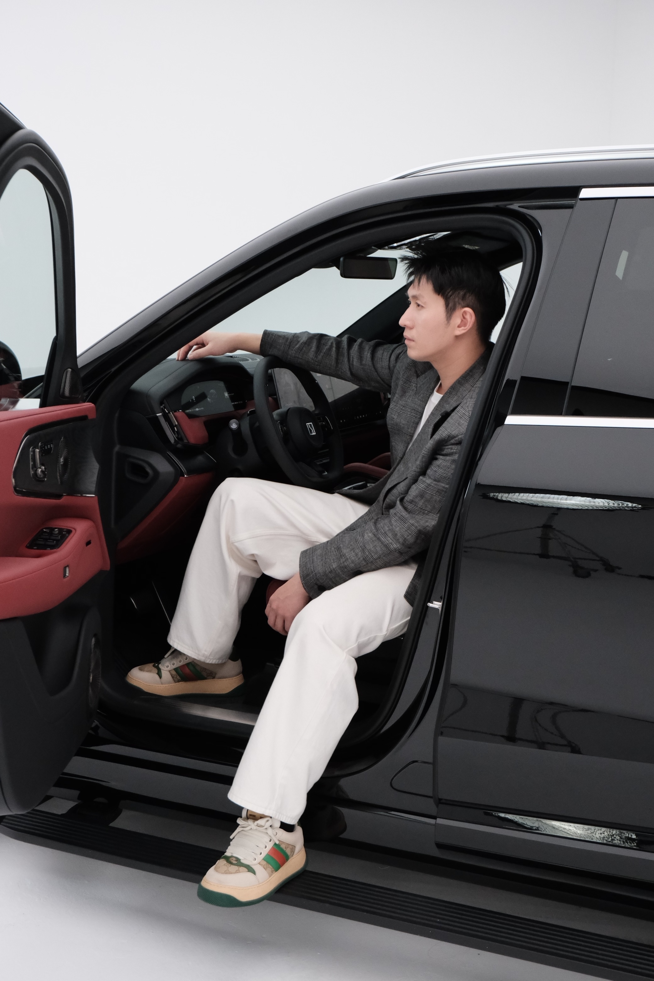 朋友们都知道我一直是首推白内饰的但这一次看到了极氪8X的红黑配色真的超级帅，有运