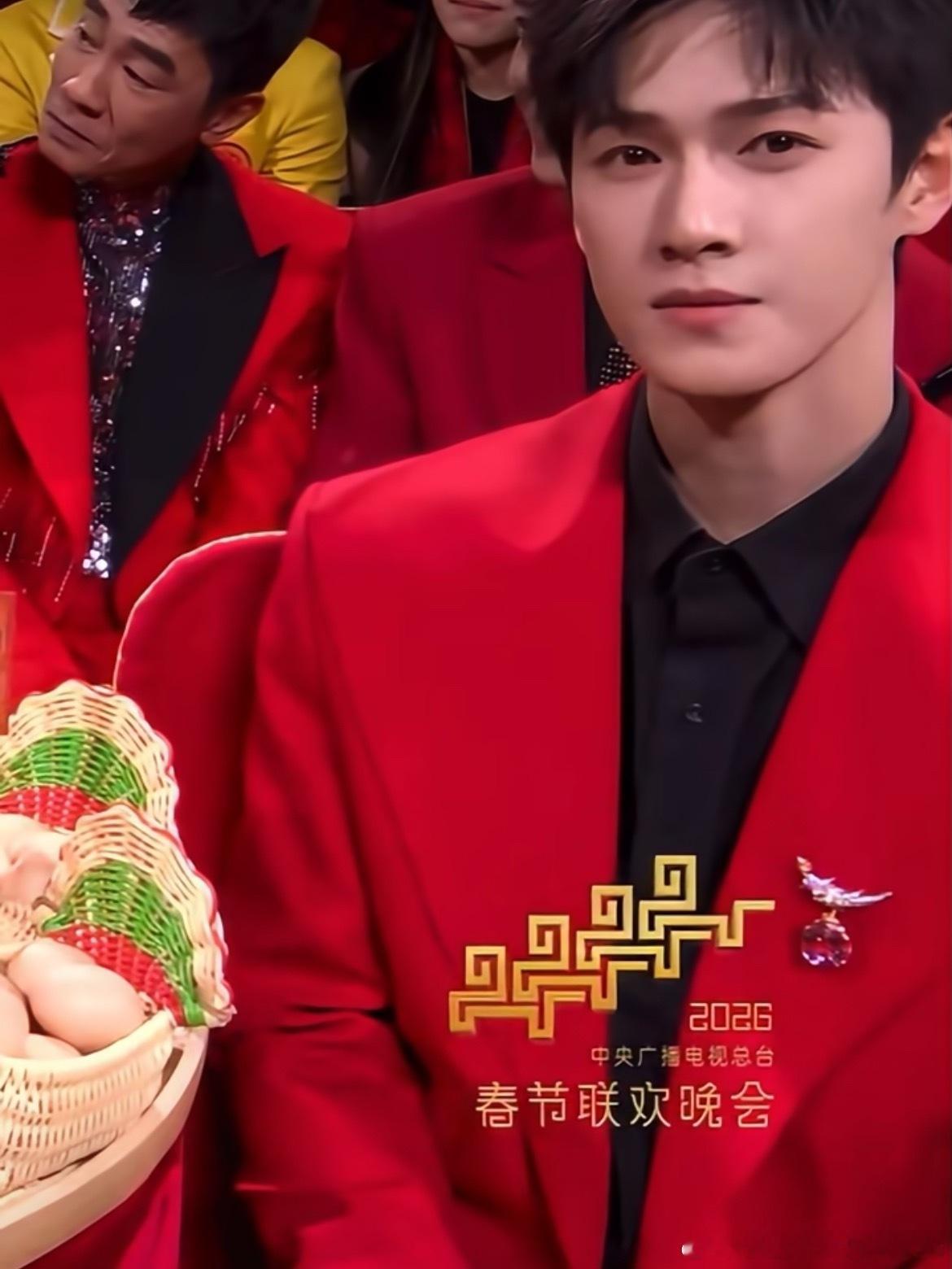 李昀锐扛住了春晚镜头1分钟李昀锐好干净的一男生，非粉都觉得舒服的程度，这一段虽不