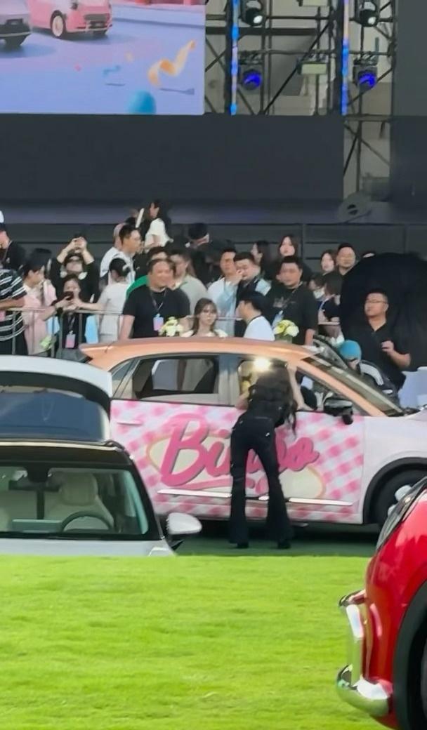 孟子义好牛的建模脸、好绝的腰臀比 ​​​