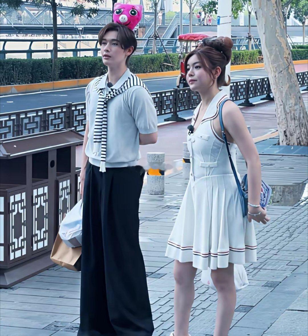 这少女一样的状态，我要是陈晓，肯定舍不得离开她。 