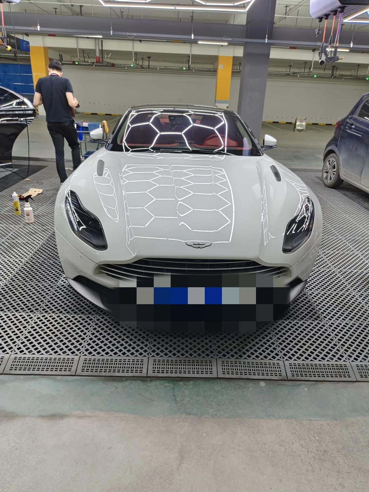 晚上洗车，看到一辆很帅的跑车停在我旁边，很拉风，我很喜欢，谁能告诉我一下这车多少