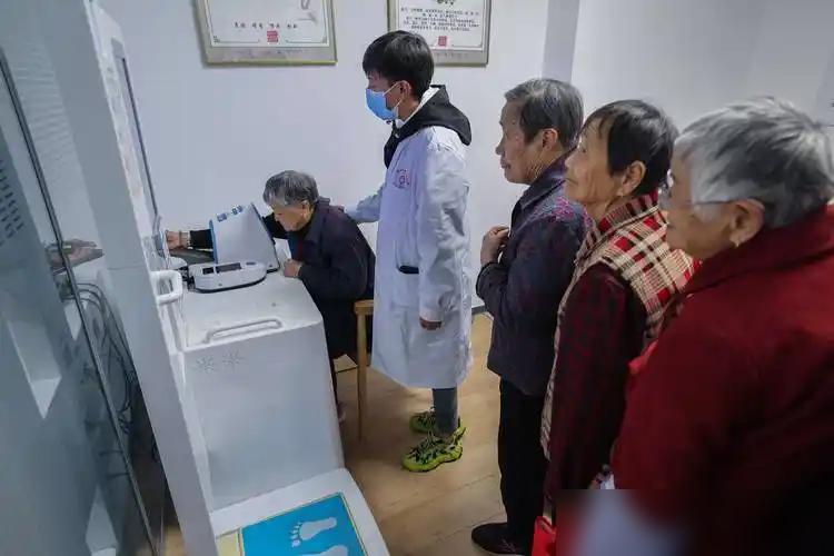 最近半年，各地突然开始“抢”老人了。

我前阵子陪爸妈挑过冬的旅居城市才发现，好
