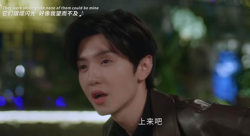 偷偷藏不住第12集，桑稚喝醉了，段嘉许想背她，但她哭唧唧地说：你不能背我，我有九