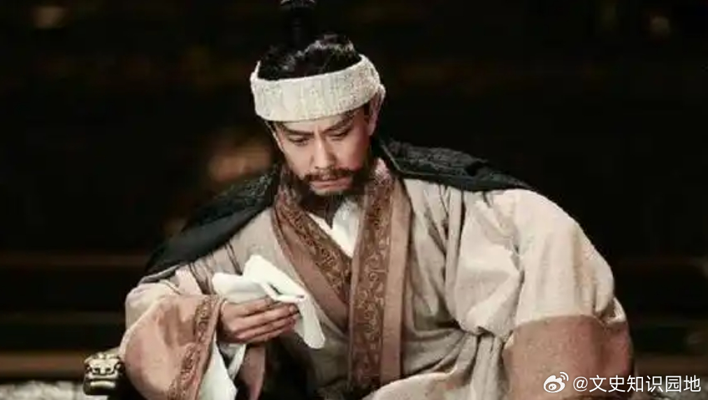 372 年，侍中王坦之撞见简文帝让人写的禅让给桓温的诏书，他怒不可遏，冲上去一把