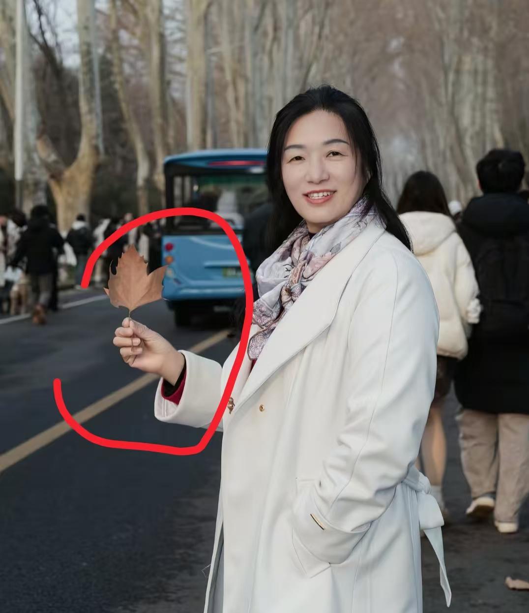 你发现了吗？
谢浩男妈妈，虽然颜值比不上那些大美女但她的气质真的跟一般人不一样！