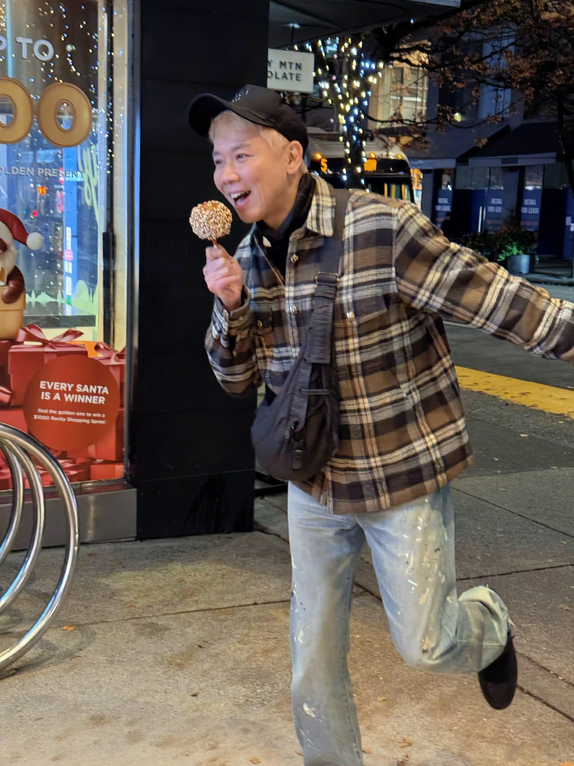 陶喆北美赶集买土豆 陶喆在北美大集上买土豆，这接地气的操作太圈粉了！他左挑右选，