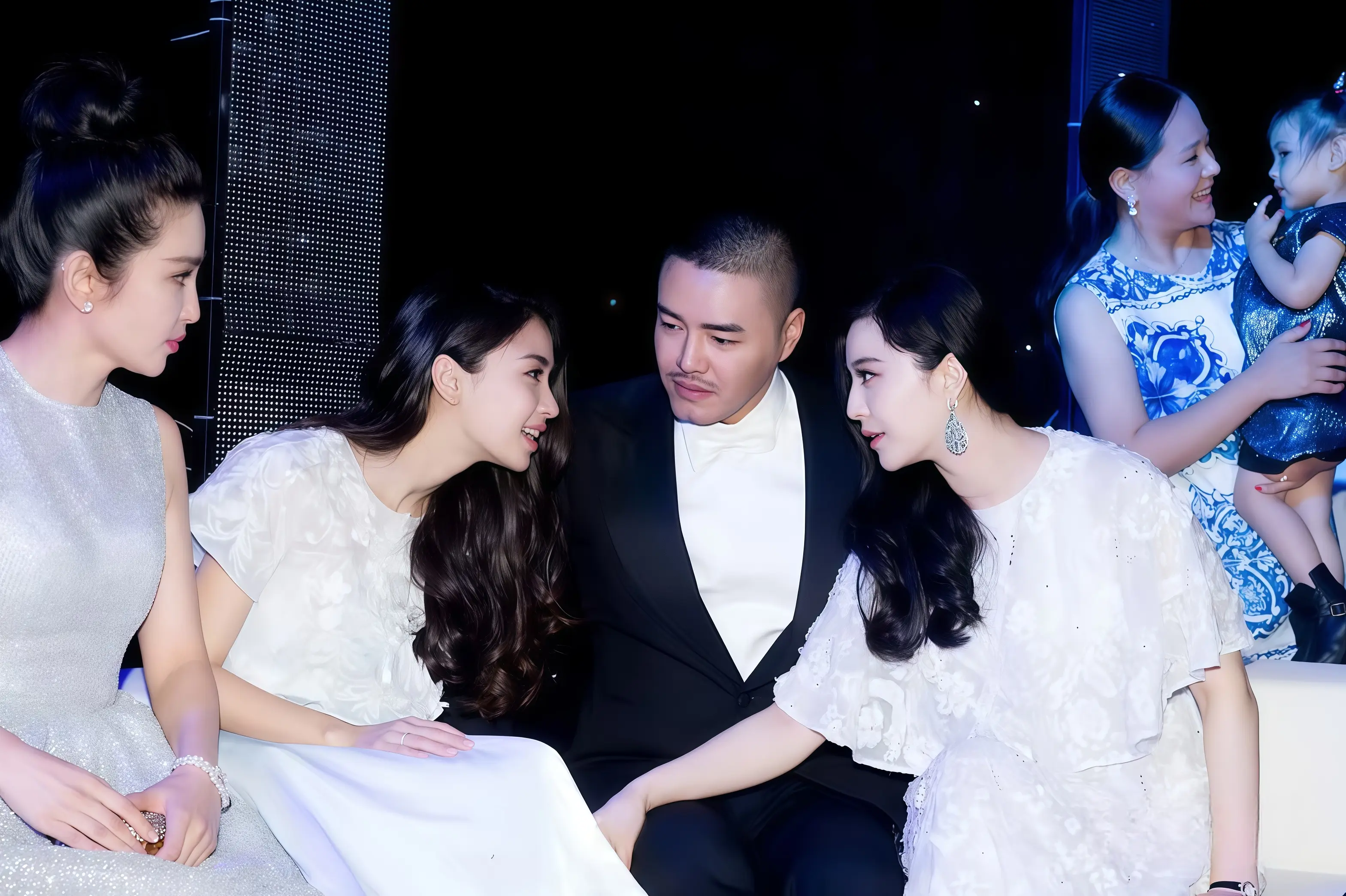 闺蜜我们俩谈话又被人偷拍了